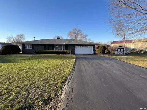 26 Melrose Ln, Lewistown, IL 61542