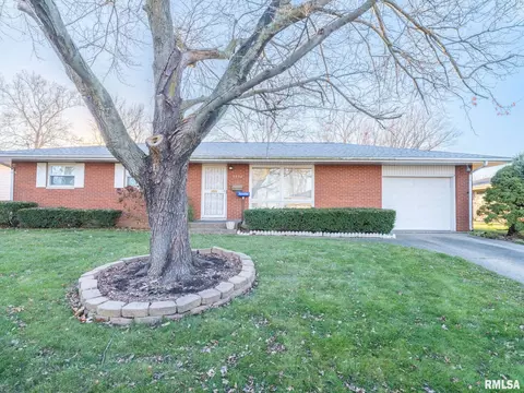 1511 Highwood Ave, Pekin, IL 61554