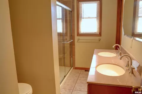 Bath - 960 S Garfield St, Macomb, IL 61455 photo 1 of 3