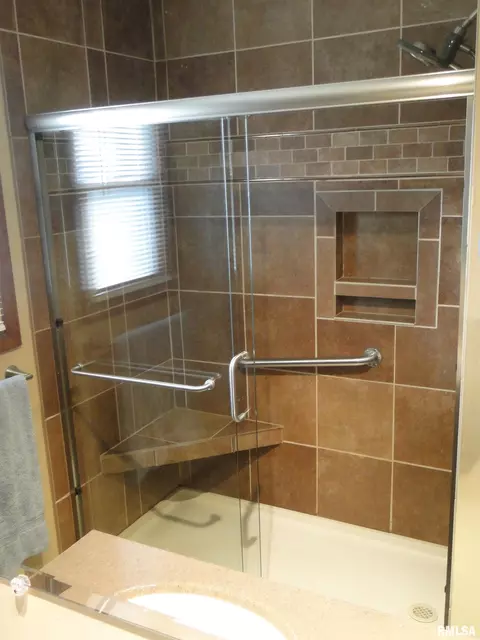 Bath - 960 S Garfield St, Macomb, IL 61455 photo 2 of 3