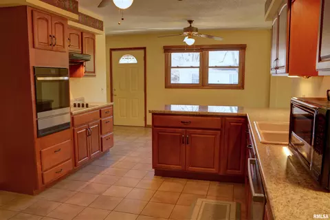 Kitchen - 960 S Garfield St, Macomb, IL 61455 photo 4 of 4