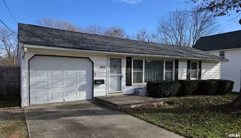 685 N 7th Ave, Canton, IL 61520