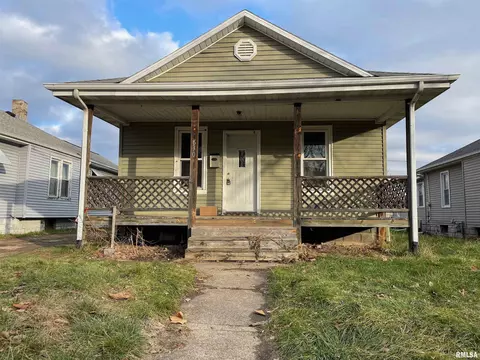 630 S 12th St, Pekin, IL 61554