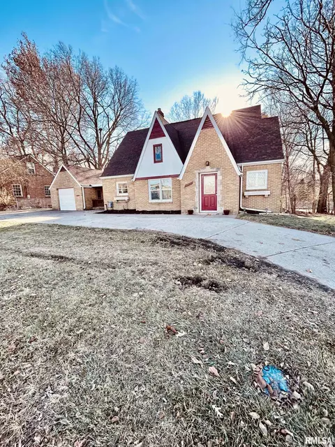 2224 Court St, Pekin, IL 61554