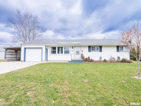 107 N White St, Mackinaw, IL 61755