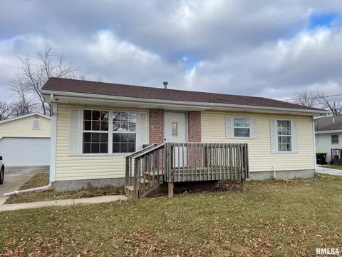 608 E Madison St, Mackinaw, IL 61755
