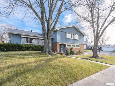 3802 N Molleck Dr, Peoria, IL 61615