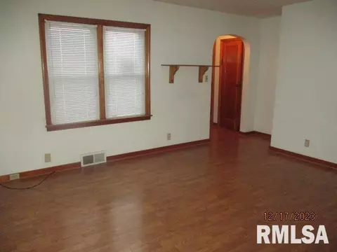 158 E 3rd St, Oglesby, IL 61348 photo 5