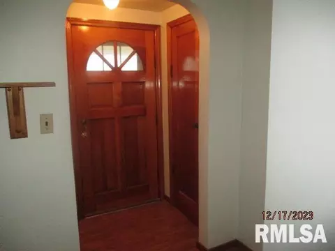 158 E 3rd St, Oglesby, IL 61348 photo 2