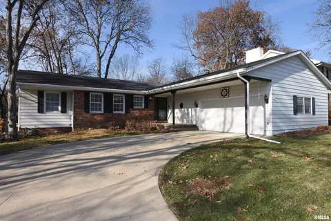 6409 N Suffolk Dr, Peoria, IL 61615