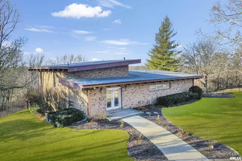 26 Oriole Ln, Pekin, IL 61554
