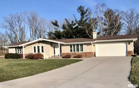 2100 Bay Colony Dr, Pekin, IL 61554