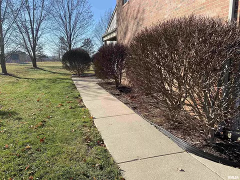 4537 N Thornhill Dr, Peoria, IL 61615