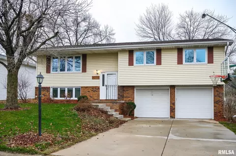 3210 W Chadwick Ln, Peoria, IL 61614