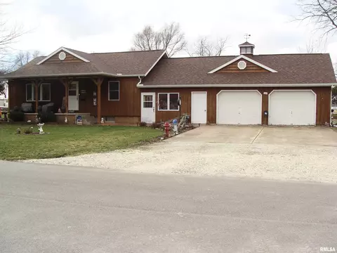 484 N West St, Farmington, IL 61531