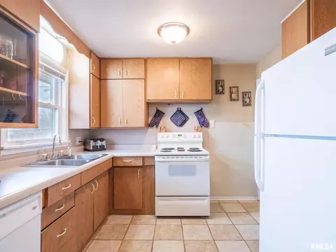320 Barbara Rd, Pekin, IL 61554 photo 10