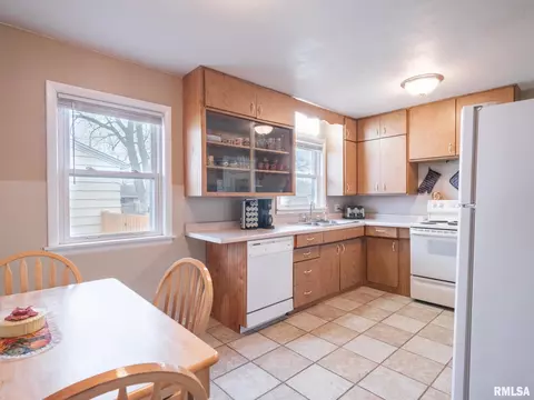 320 Barbara Rd, Pekin, IL 61554 photo 9