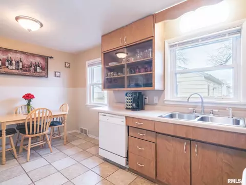320 Barbara Rd, Pekin, IL 61554 photo 11