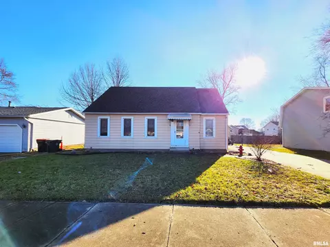 1006 Eisenhower Dr, Pekin, IL 61554