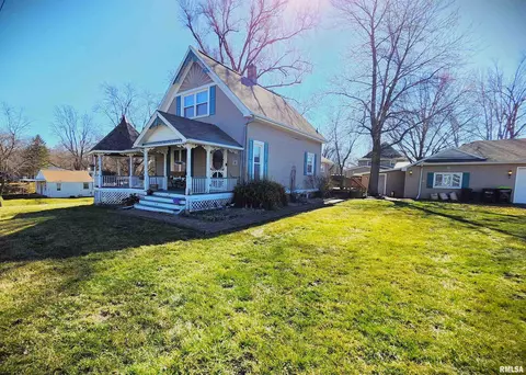 307 E 4th St, Glasford, IL 61533