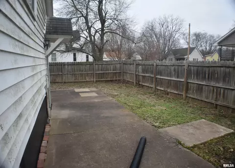 Exterior - 707 E Ash St, Canton, IL 61520 photo 2 of 5
