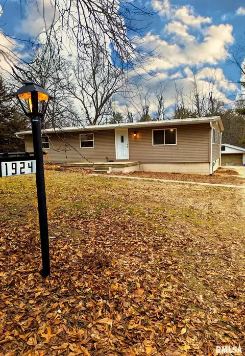1924 Hickory Ln, Manito, IL 61546