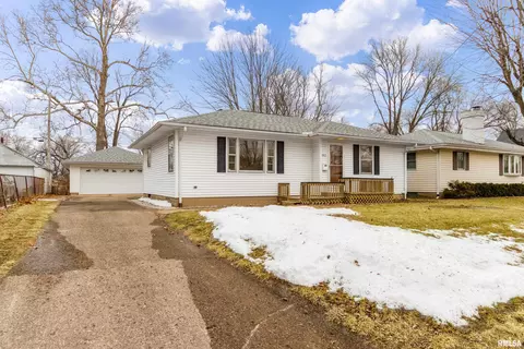 1413 Charlotte St, Pekin, IL 61554