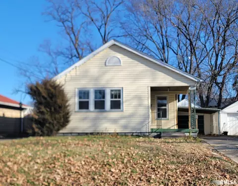 1006 S 14th St, Pekin, IL 61554