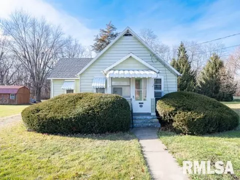 222 S Apple St, Farmington, IL 61531