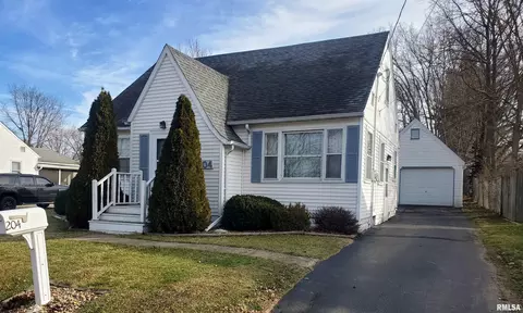 204 Reservoir Rd, Pekin, IL 61554