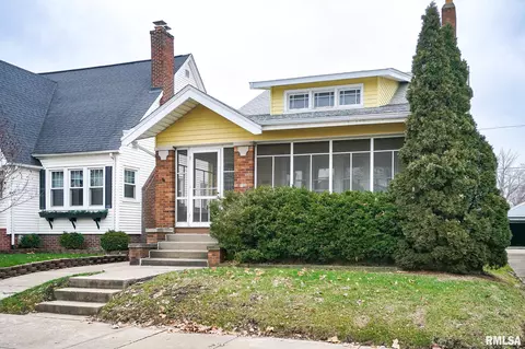 706 W Eleanor Pl, Peoria, IL 61604