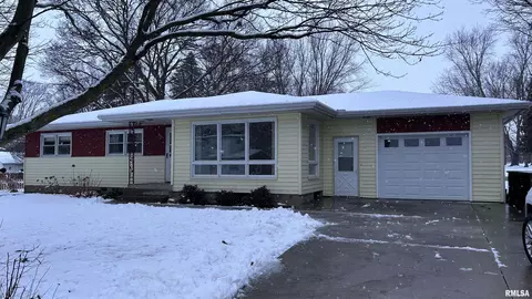 203 E Maple St, Elmwood, IL 61529