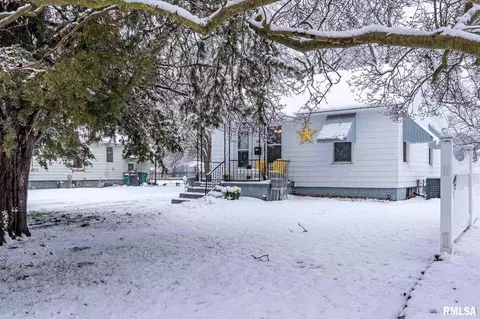 385 E Prairie St, Farmington, IL 61531