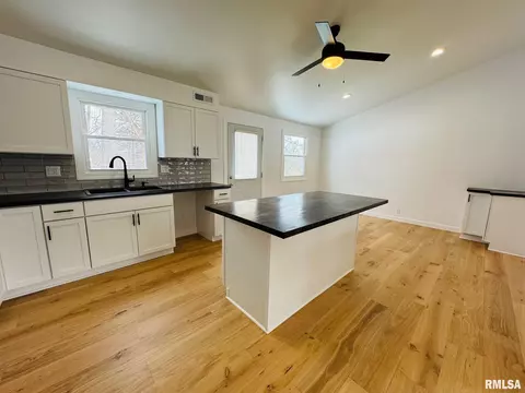 408 Hurst Dr, Macomb, IL 61455 photo 6