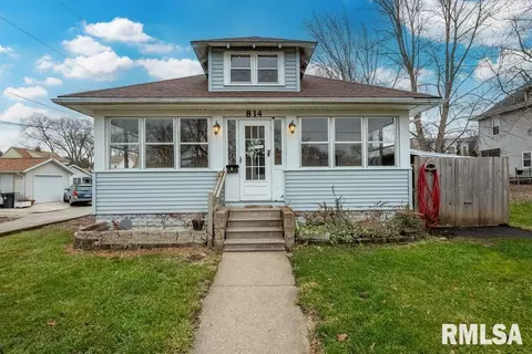 814 S 8th St, Pekin, IL 61554