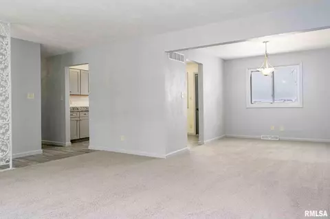 Living - 2511 E Silver Leaf St, Chillicothe, IL 61523 photo 1 of 2