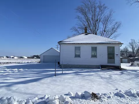 979 N 7th Ave, Canton, IL 61520