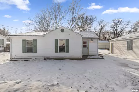 1502 Hillview Dr, Pekin, IL 61554