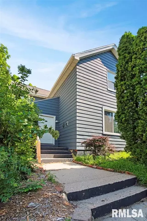 317 W Columbia Ter, Peoria, IL 61604