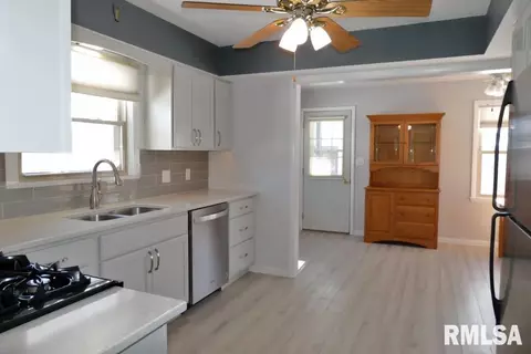 Kitchen - 5520 E Main St, Chillicothe, IL 61523 photo 4 of 6