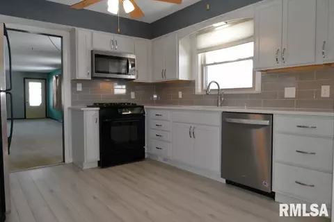 Kitchen - 5520 E Main St, Chillicothe, IL 61523 photo 2 of 6