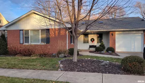 107 S Pine St, Washington, IL 61571