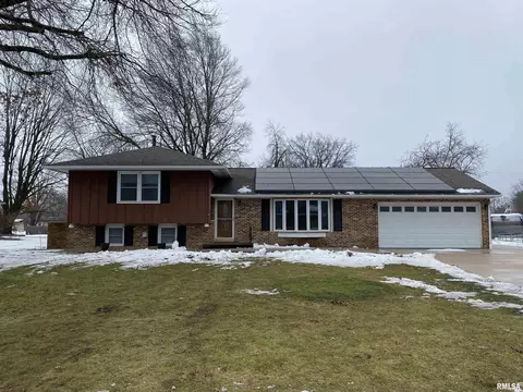 118 Harvester Rd, Canton, IL 61520