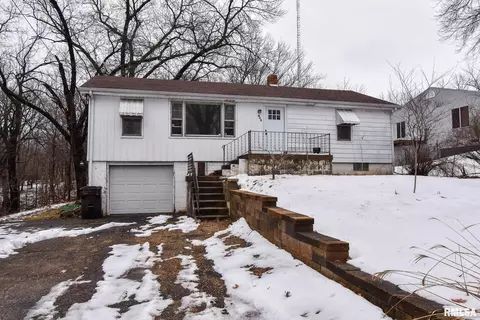 608 Fairview St, Creve Coeur, IL 61610