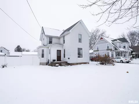 134 N Main St, Farmington, IL 61531
