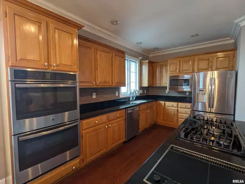 Kitchen - 703 S Brookfield Dr, Dunlap, IL 61525 photo 2 of 15
