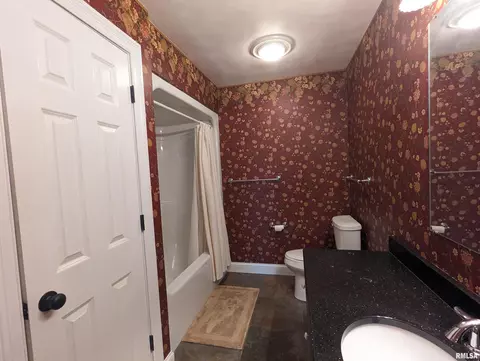 Bath - 703 S Brookfield Dr, Dunlap, IL 61525 photo 4 of 6