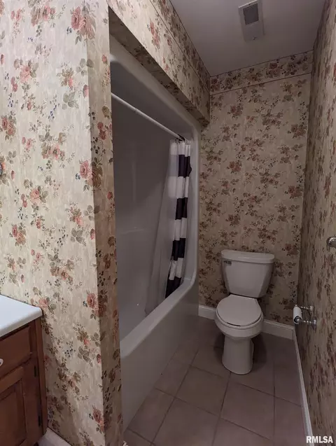 Bath - 703 S Brookfield Dr, Dunlap, IL 61525 photo 5 of 6