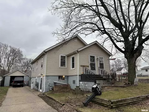 1208 S 12th St, Pekin, IL 61554