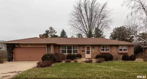 1607 Summit Dr, Pekin, IL 61554